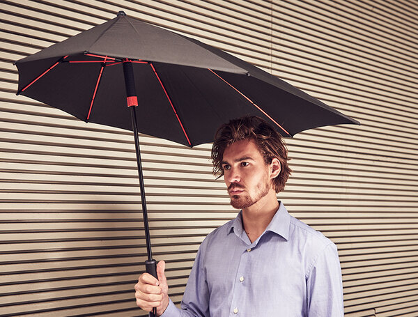 Een stormparaplu is beter normale paraplu en vaak goedkoper