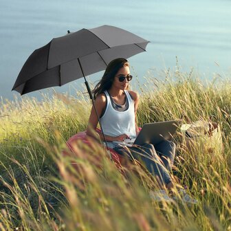 Fare Travelmate 6139 strandparasol en paraplu in &eacute;&eacute;n - zwart op strand