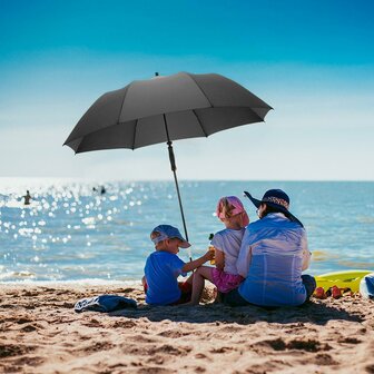 Fare Travelmate 6139 strandparasol en paraplu in &eacute;&eacute;n - zwart op strand